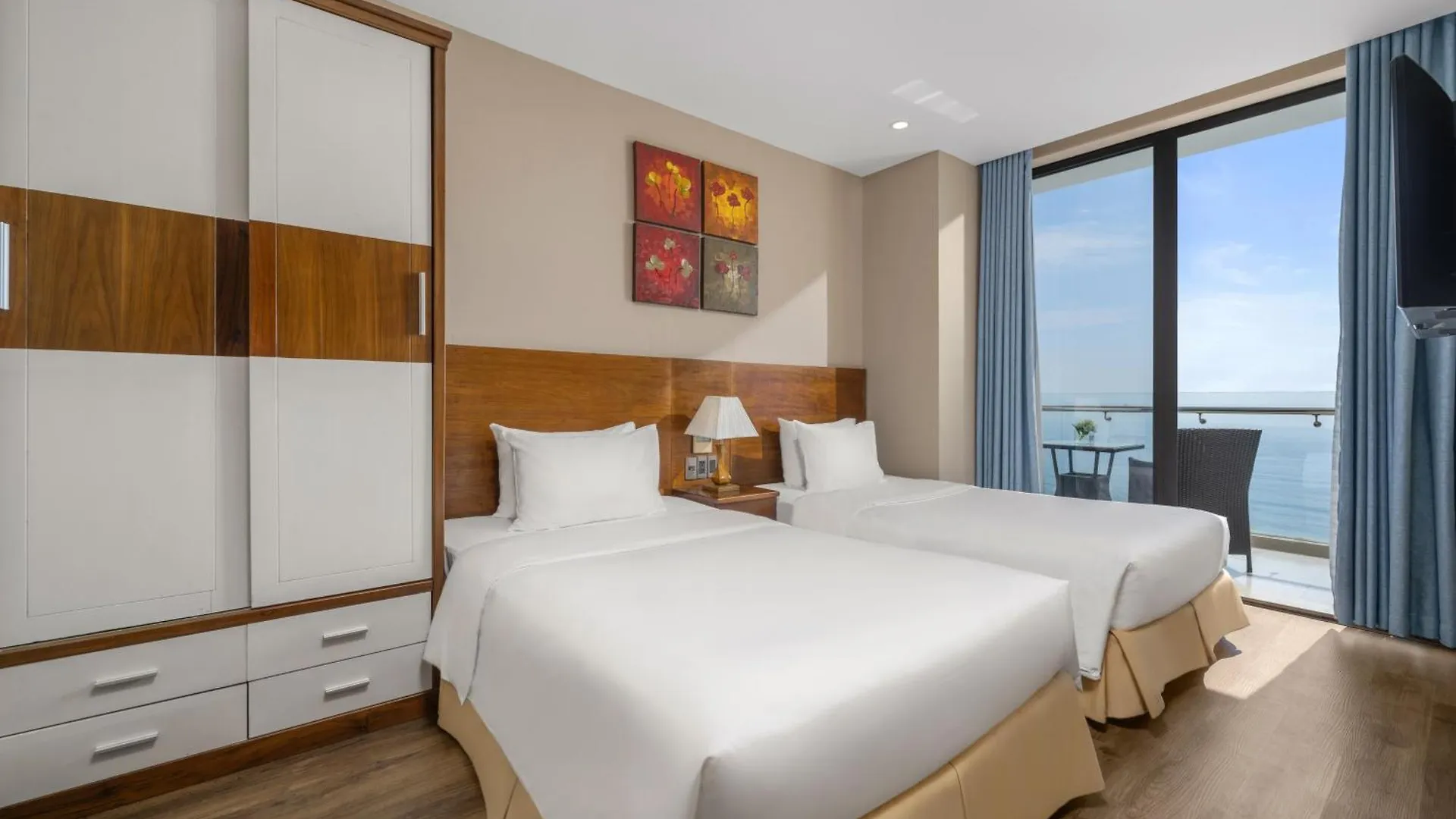 Yarra Ocean Suites Danang