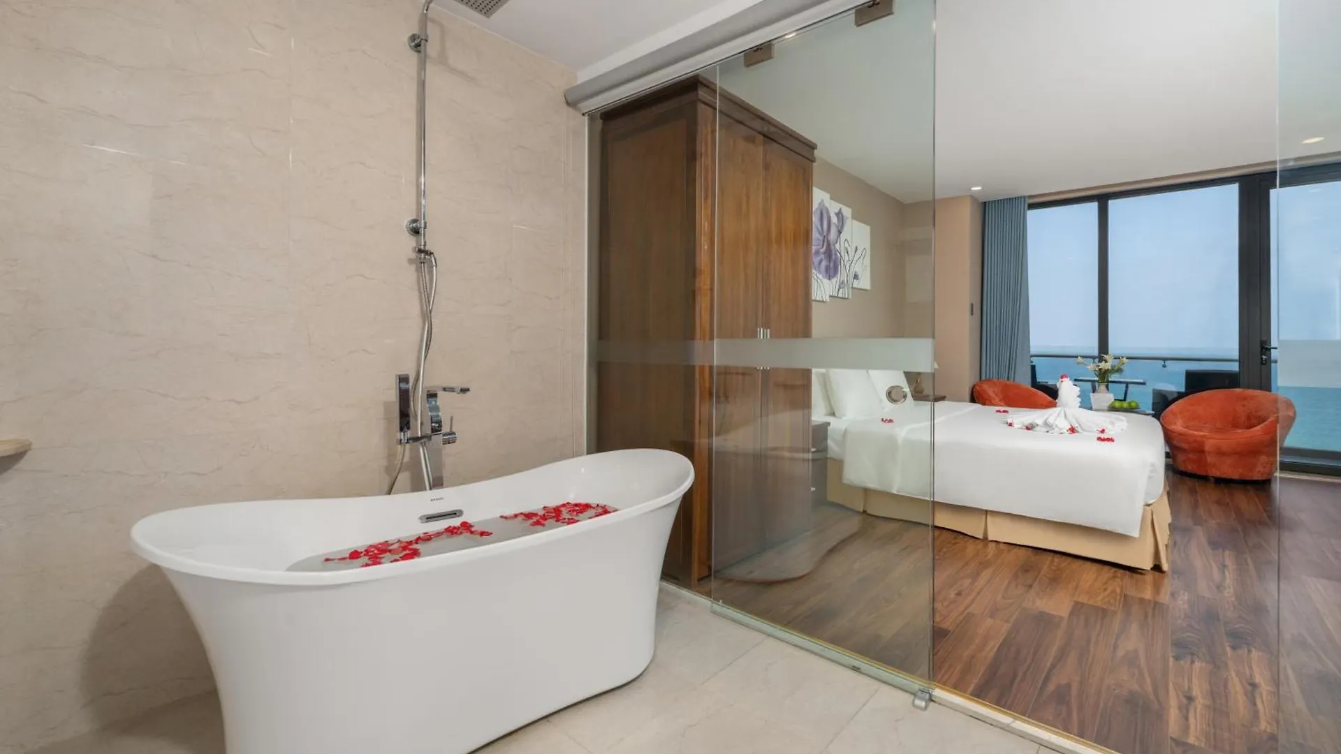 Yarra Ocean Suites Danang