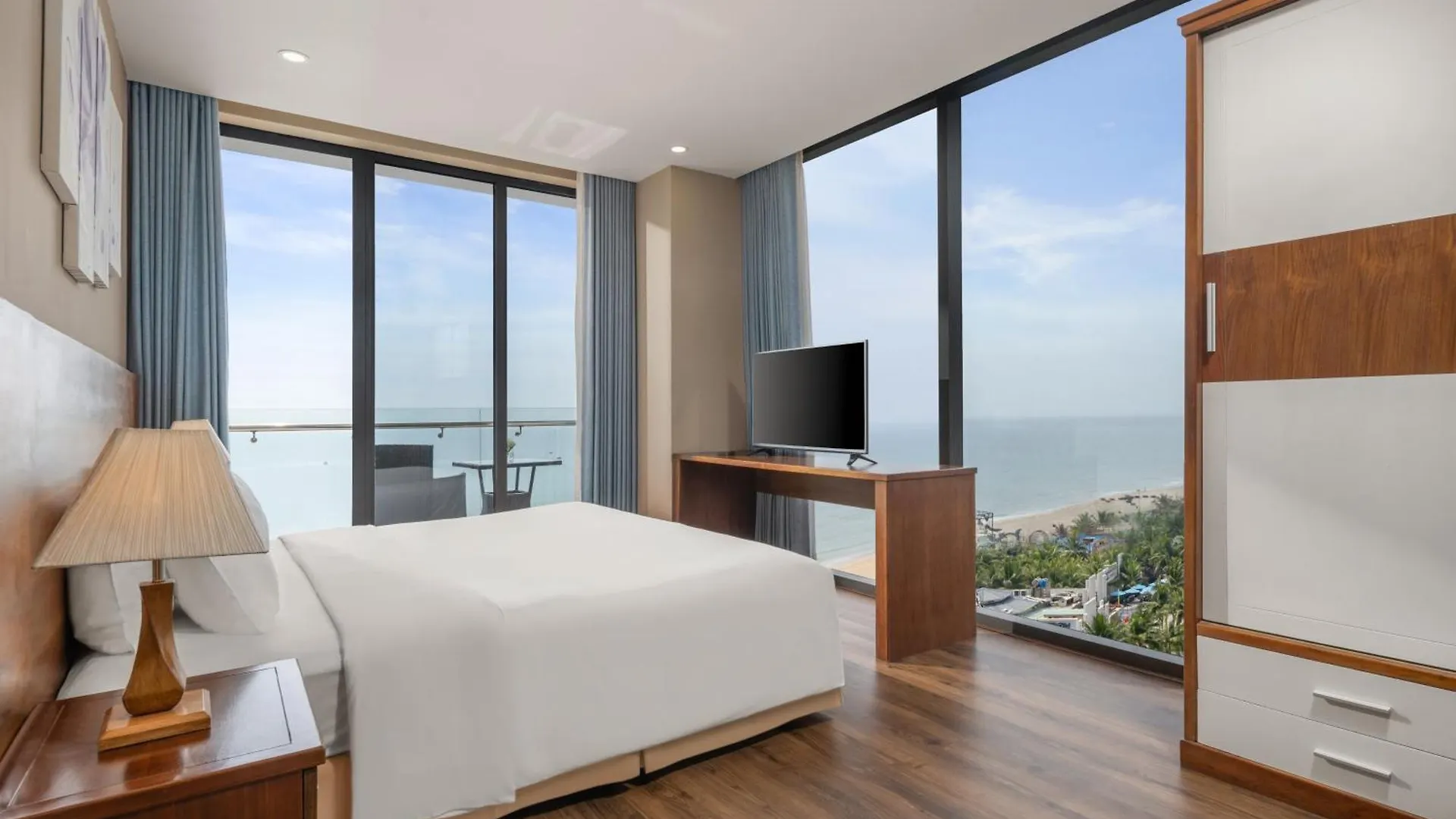 Yarra Ocean Suites Danang