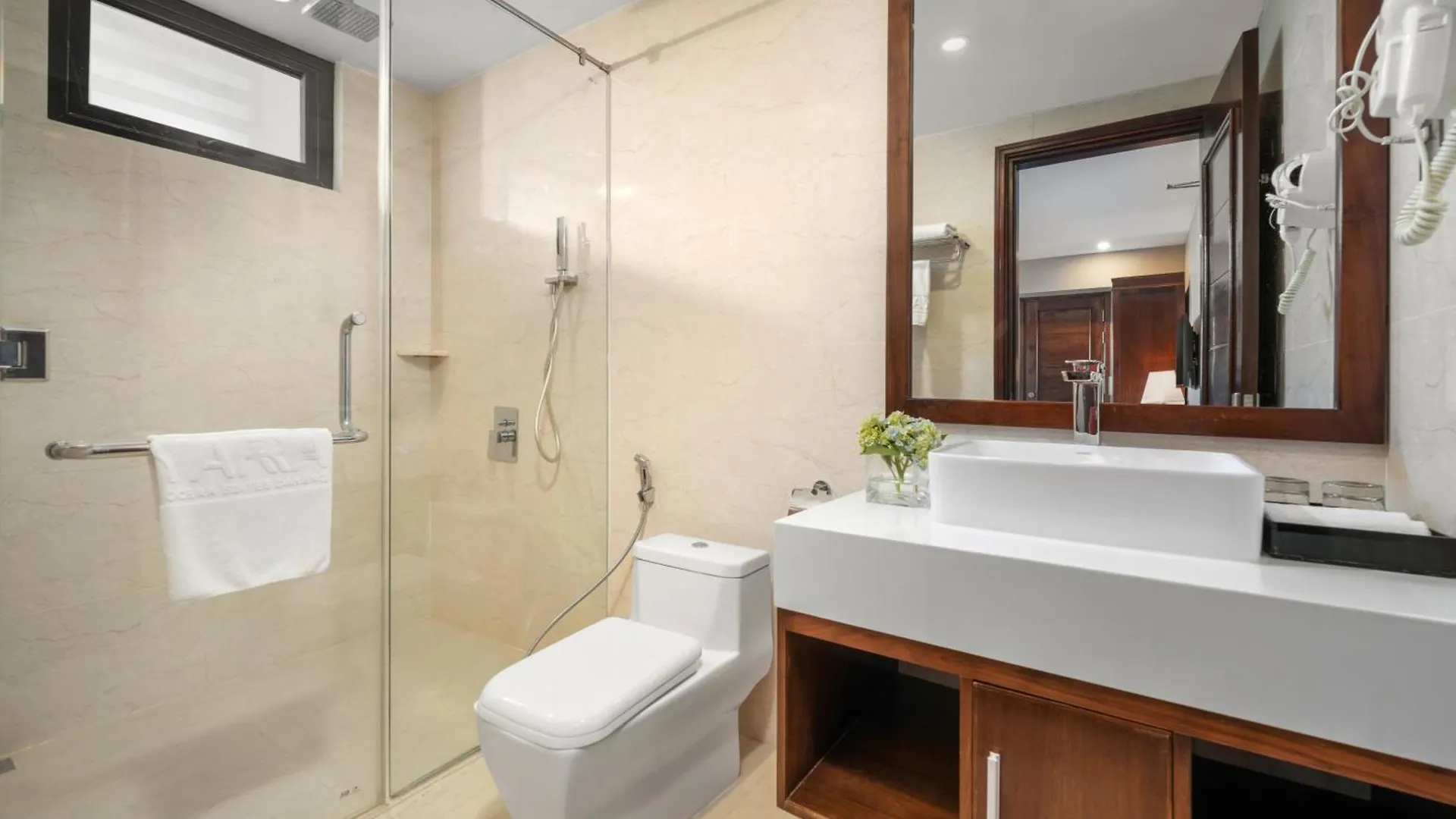 **** Szálloda Yarra Ocean Suites Danang Vietnám